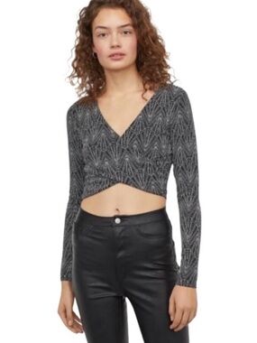 H&M Black Geometric V-Neck Long Sleeve Crop Top